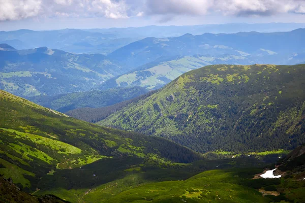 Belles Alpes suisses. Vue imprenable sur la montagne avec de hauts sommets, des collines verdoyantes et des nuages bas dans la vallée — Photo