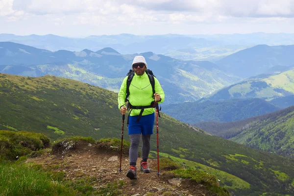 Ο άνθρωπος που ταξιδεύουν με το σακίδιο πεζοπορίας στα βουνά ταξίδια ζωής επιτυχία έννοια περιπέτεια δραστήριες διακοπές εξωτερική ορειβασίας αθλητισμού καρό πουκάμισο hipster ρούχα — Φωτογραφία Αρχείου