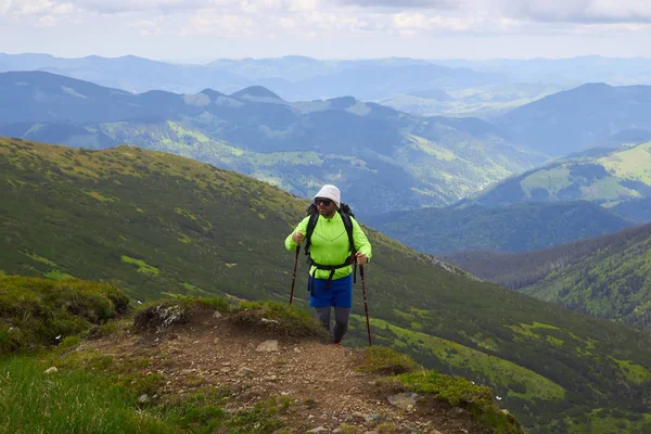 Dağlarda hiking sırt çantası ile seyahat yaşam tarzı başarı kavramı macera aktif tatiller açık dağcılık spor ekose gömlek hipster giyim seyahat adam — Stok fotoğraf