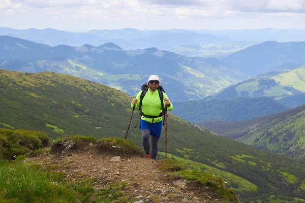 Dağlarda hiking sırt çantası ile seyahat yaşam tarzı başarı kavramı macera aktif tatiller açık dağcılık spor ekose gömlek hipster giyim seyahat adam — Stok fotoğraf