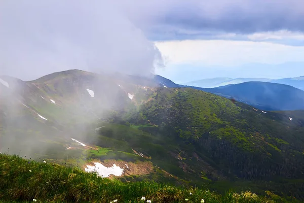 A montanha na nuvem e nevoeiro — Fotografia de Stock