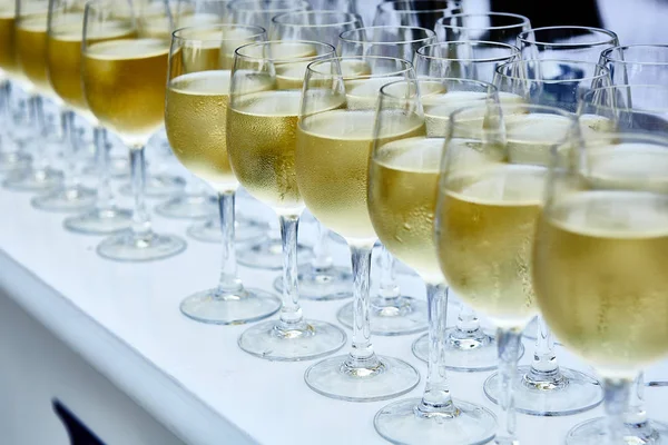 Glasses with white wine on blurred background — Stock Photo, Image