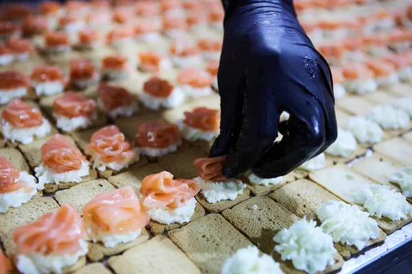 Chef fazendo canapés de salmão defumado norueguês com queijo creme . — Fotografia de Stock