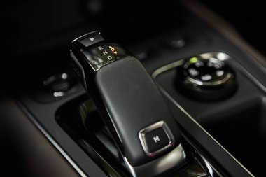 Lüks bir arabada otomotiv detay. Modern lüks araba içinde. Prestij modern araba iç. Otomatik vites çubuğu kayması
