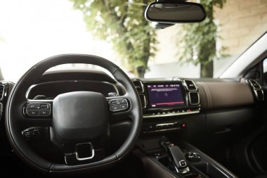 Modern lüks araba Iç-direksiyon, vardiya kolu ve Pano. Araba iç lüks içinde. Direksiyon simidi, pano, hız ölçer, ekran. Siyah deri kokpit.