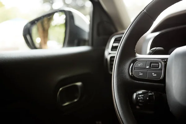 Selektive Fokussierung des Lenkrads in der Nähe des Schaltgriffes im Luxusauto — Stockfoto