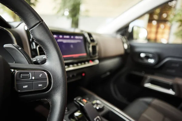 Selectieve focus van stuurwiel in de buurt van Gear Shift handvat in luxe auto — Stockfoto