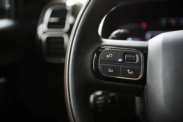 Selective focus of steering wheel near gear shift handle in luxury car — Stock Photo, Image