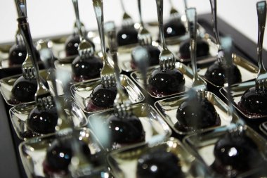 Çim jöle veya Mesona chinensis. O şeker ile yaşlı ve hafif okside sapları kaynatma tarafından yapılmış yapılmış Güneydoğu Asya tatlı olduğunu.