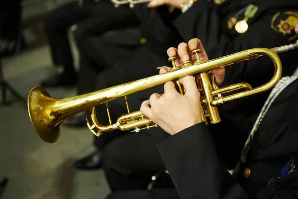 Spielt der Trompeter auf einer silbernen Trompete. Trompeter — Stockfoto