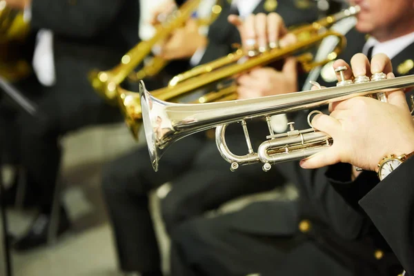 The trumpeter is playing on a silver trumpet. Trumpet players — Stock Photo, Image