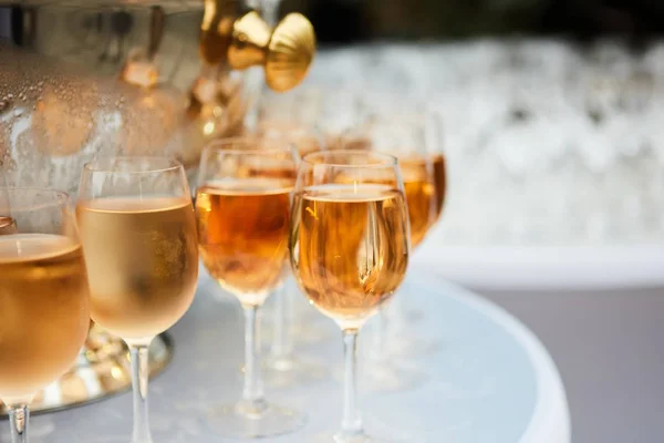 De vackra vinglas med Rosen vin — Stockfoto