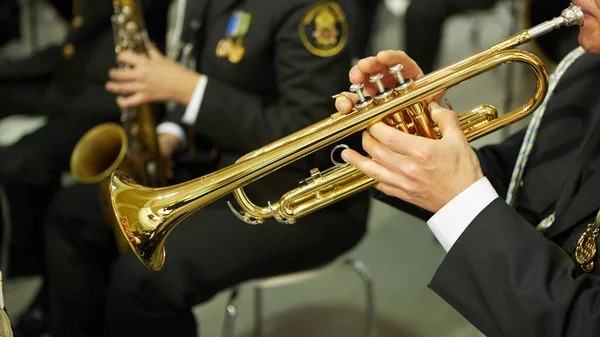 Spielt der Trompeter auf einer silbernen Trompete. Trompeter. — Stockfoto