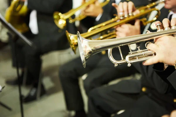 Spielt der Trompeter auf einer silbernen Trompete. Trompeter — Stockfoto