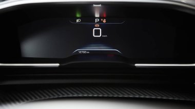 Hız ölçer, takometre, kilometre sayacı, yakıt ölçer ve vites konumu göstergesi ile araç Pano paneli.