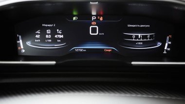 Hız ölçer, takometre, kilometre sayacı, yakıt ölçer ve vites konumu göstergesi ile araç Pano paneli.