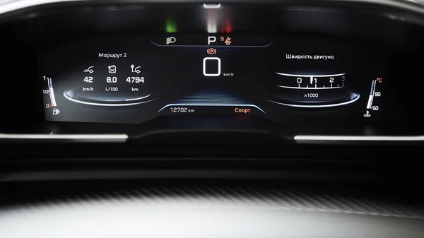 Panel del salpicadero del coche con velocímetro, tacómetro, cuentakilómetros, manómetro e indicador de posición del engranaje . —  Fotos de Stock