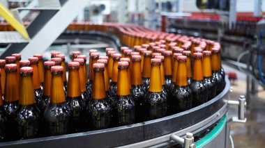 Konveyör bandında bira şişeleri. Sığ DOF. Seçici odak.
