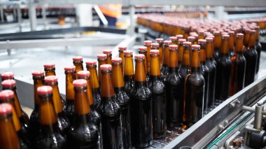 Konveyör bandında bira şişeleri. Sığ DOF. Seçici odak.