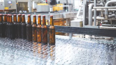 Konveyör bandında bira şişeleri. Sığ DOF. Seçici odak.