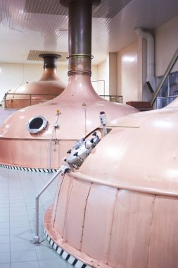 Bira hazırlamak için donatım. Bira imalathanesinde Cooper tanklarının hatları. Üretilebilen breücret süreci. Bira üretim modu. Varil ile modern Brewhouse iç görünümü.