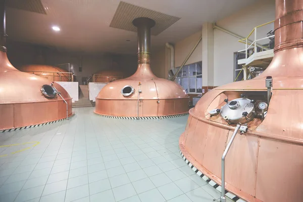 ビールの調製のための機器。醸造所のクーパータンクのライン。醸造の製造可能なプロセス。ビール生産のモード。樽付き近代的な醸造所の内部ビュー. — ストック写真