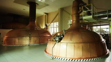Bira hazırlamak için donatım. Bira imalathanesinde Cooper tanklarının hatları. Üretilebilen breücret süreci. Bira üretim modu. Varil ile modern Brewhouse iç görünümü.