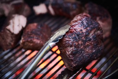 Mangalda biftek. Düşük sıcaklık Izgara Barbekü.