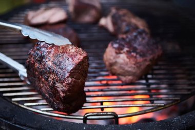 Mangalda biftek. Düşük sıcaklık Izgara Barbekü.