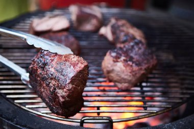 Mangalda biftek. Düşük sıcaklık Izgara Barbekü.