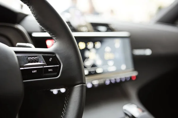 Selectieve focus van stuurwiel in de buurt van Gear Shift handvat in luxe auto — Stockfoto