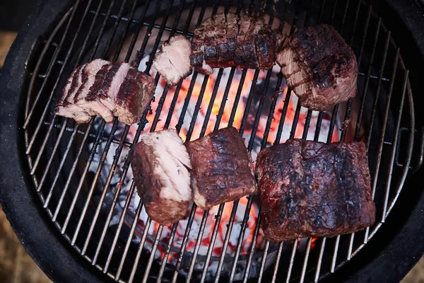 Mangalda biftek. Düşük sıcaklık Izgara Barbekü. — Stok fotoğraf