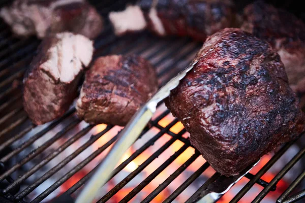 Rosbief bij barbecue. Grill barbecue met lage temperatuur. — Stockfoto