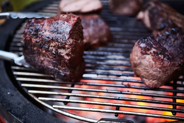 Roast beef at barbecue. Low temperature grilling barbecue. — Stock Photo, Image