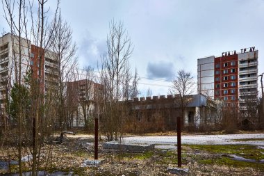 Pripyat, Ukrayna. Ukrayna'da Çernobil dışlama bölgesinde Pripyat terk edilmiş şehir bir şehir sokak.