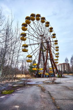 Pripyat 'ın hayalet kasabasında eski dönme dolap. Çernobil Nükleer Santrali 'ndeki kazanın sonuçları