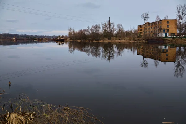 Pripyat'taki terk edilmiş nehir limanı. Çernobil yakınlarındaki nehirde terk edilmiş gemiler. Modern harabeler. Radyoaktif metal — Stok fotoğraf