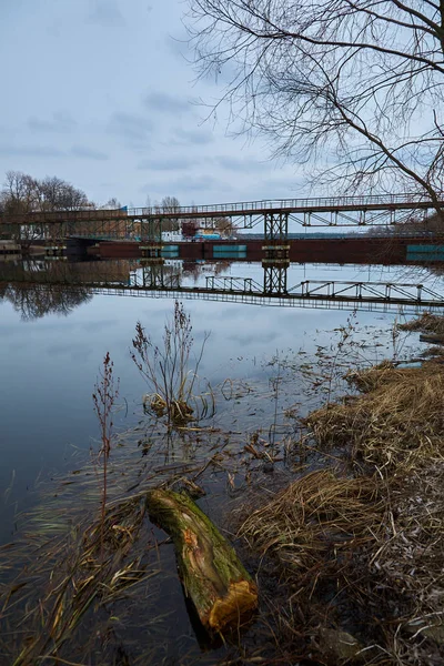 普里皮亚特废弃的河口切尔诺贝利附近的河里废弃的船只。现代遗址放射性金属 — 图库照片