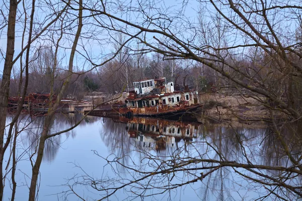 Den övergivna flodhamnen i Pripyat. Övergivna fartyg i floden i närheten av Tjernobyl. Moderna ruiner. Radioaktiv metall — Stockfoto