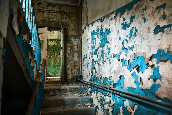 School premise in the city of Pripyat in Ukraine. Emptiness. Dampness. Exclusion Zone. Nuclear danger. Ghost City Pripyat. Lost place. Ukraine. CCCP. Chernobyl zone. — Stock Photo, Image