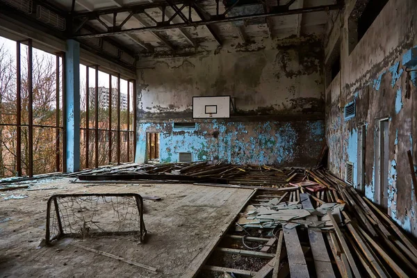 School gymnasium in de stad Pripyat in Oekraïne. Leegte. Vocht. Uitsluitings zone. Nucleaire gevaren. Ghost City Pripyat. Verloren plaats. Oekraïne. CCCP. Chernobyl-zone. — Stockfoto