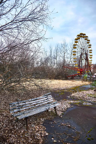 Vieille roue ferris dans la ville fantôme de Pripyat. Conséquences de l'accident survenu à la centrale nucléaire de Tchernobil — Photo