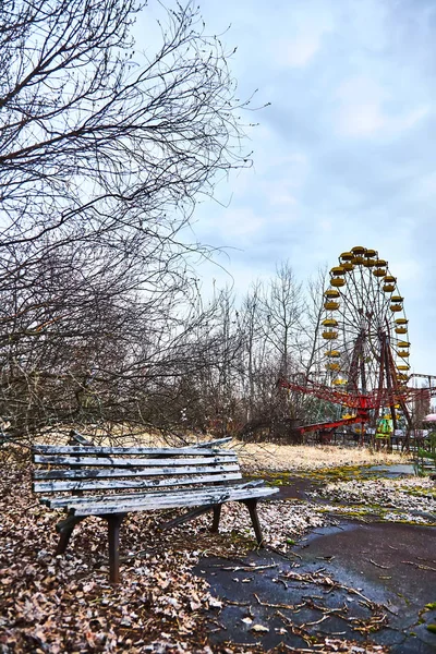 Velha roda gigante na cidade fantasma de Pripyat. Consequências do acidente na central nuclear de Chernobil — Fotografia de Stock