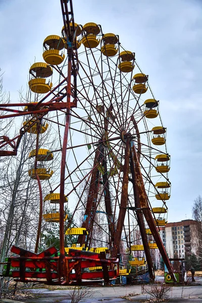Velha roda gigante na cidade fantasma de Pripyat. Consequências do acidente na central nuclear de Chernobil — Fotografia de Stock