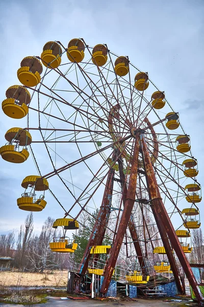 Vecchia ruota panoramica nella citta 'fantasma di Pripyat. Conseguenze dell'incidente alla centrale nucleare di Cernobil — Foto Stock