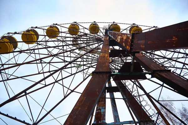 Staré ruské kolo ve městě duchů Pripyatu. Důsledky havárie v jaderné elektrárně Černobil — Stock fotografie