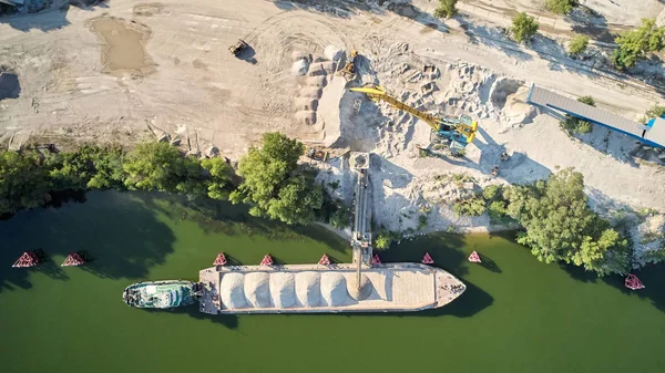 La grue charge du sable et du gravier sur un chaland pour le transport fluvial. Drone aérien — Photo