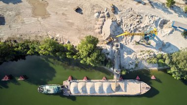 Turna, nehir nakli için mavna gemisine kum ve çakıl yüklüyor. Hava aracı