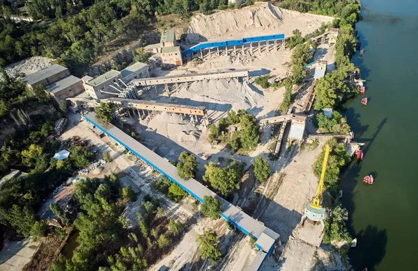 Vista aérea da instalação de processamento com o fraccionador de areia na borda de uma lagoa de pedreira de areia de quartzo para areia de quartzo branco, feita com drone — Fotografia de Stock