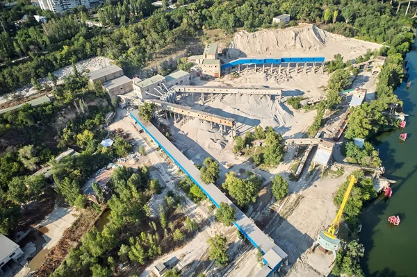 Aerial view of the processing plant with the sand fractionator at the edge of a quartz sand quarry pond for white quartz sand, made with drone — Stock Photo, Image
